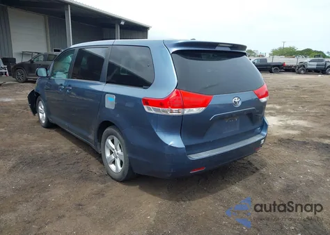 2014 Toyota Sienna Le V6 7 Passenger Auto Access Seat/Le V6 7 Passenger Mobility/Le V6 8 Passenger z USA, uszkodzony, nr VIN 5TDKK3DC4ES427453